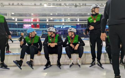 Nederlandse schaatshelden dragen nu een houten ecomedaille voor Villa Joep